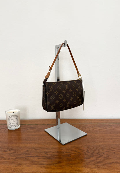 LV POCHETTE 302