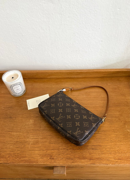 LV POCHETTE 302