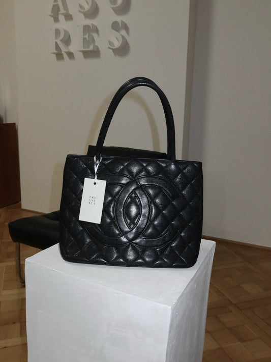 CHANEL CAVIAR MEDALLION TOTE