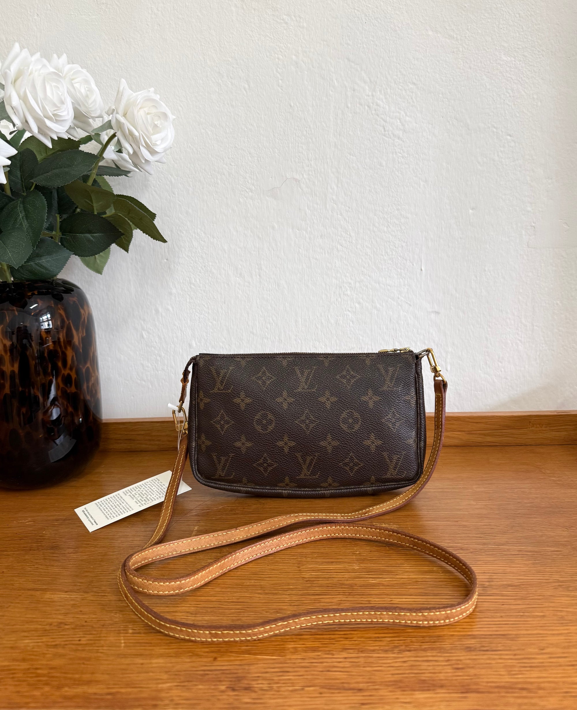 LV POCHETTE