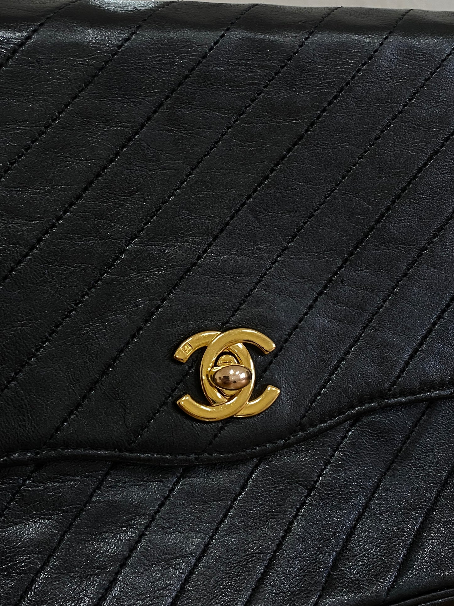 CHANEL TWIST LOCK DIAGONAL QUILTED FLAP BAG